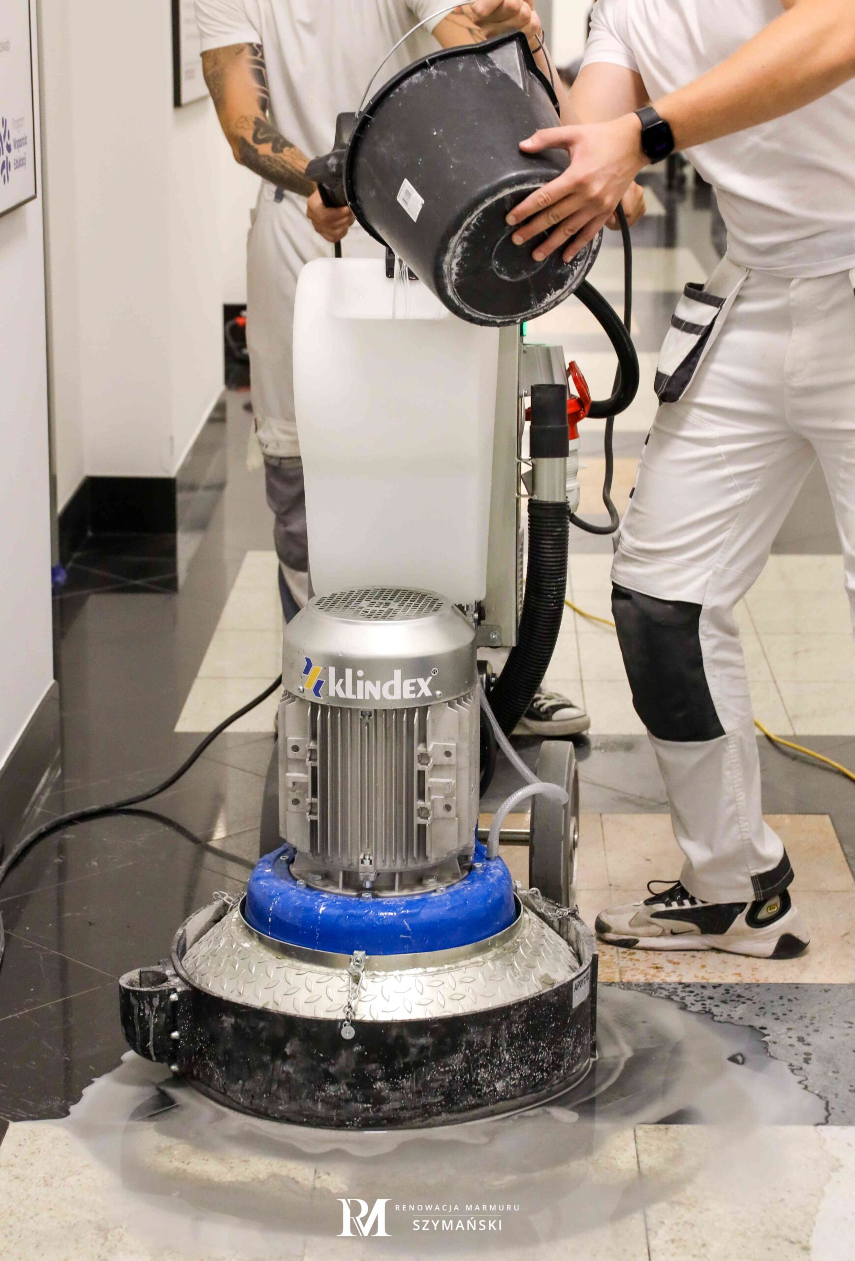 Zdjęcie przestawiające proces renowacji kamienia a dokładniej krystalizacji kamienia.