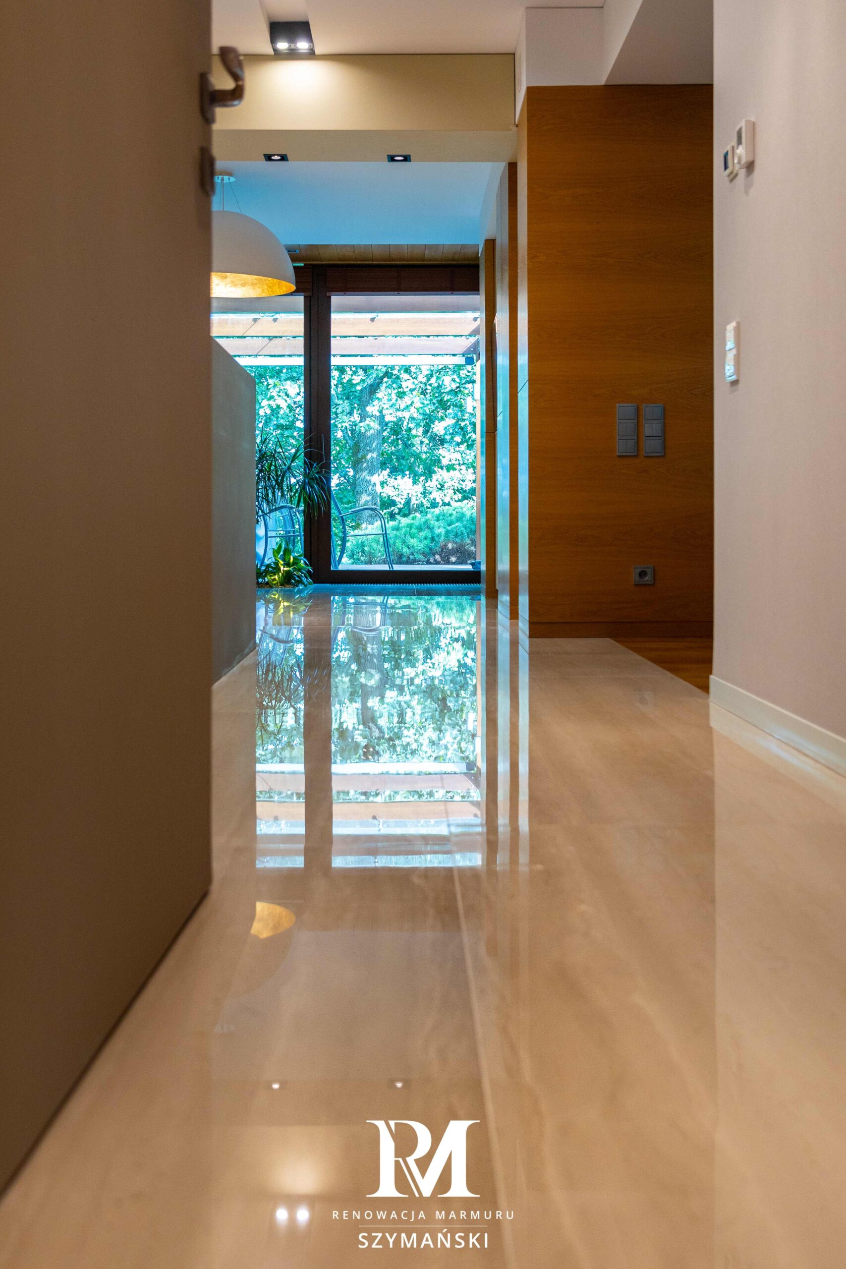 Polerowanie korytarza -2